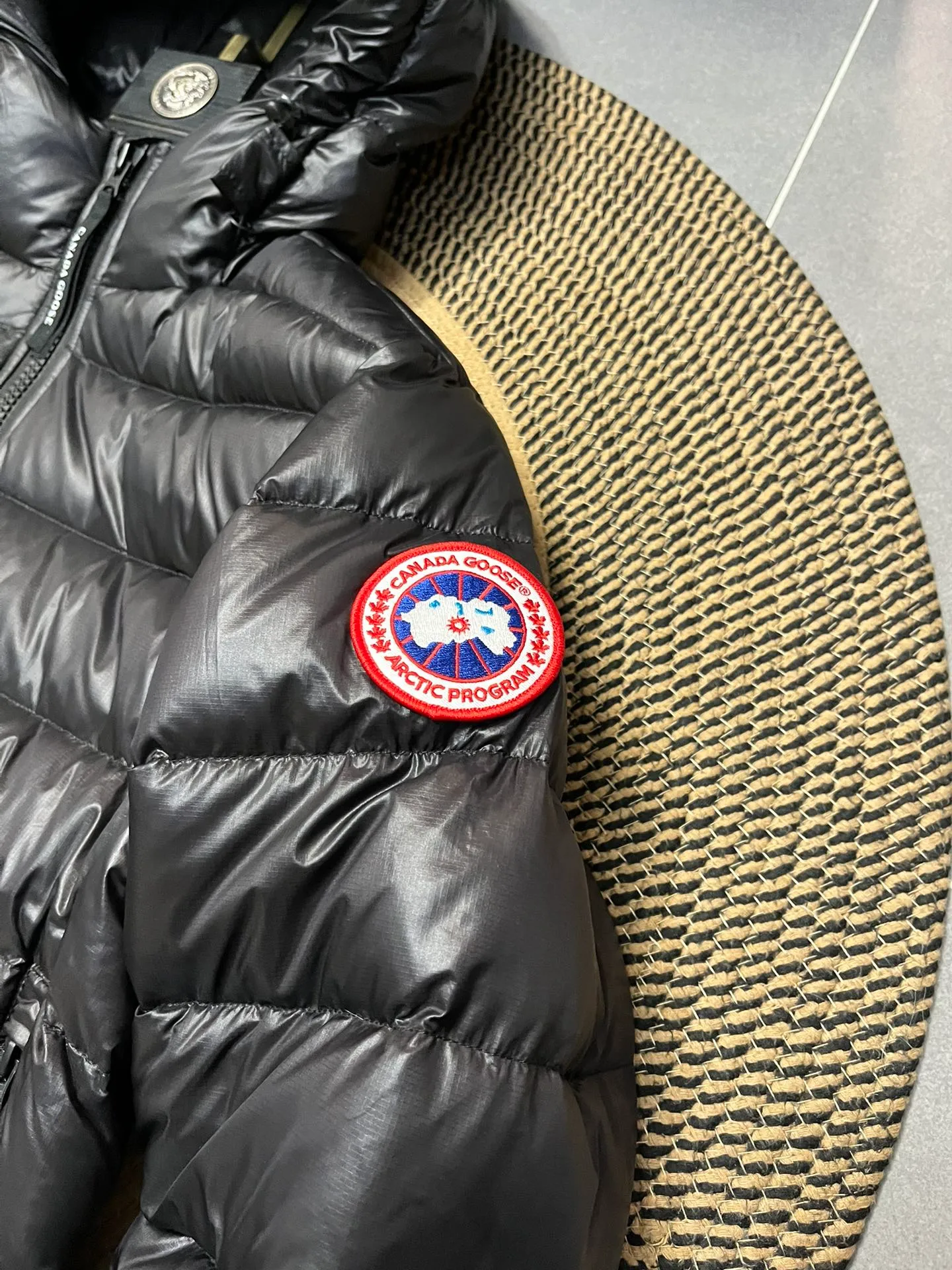 P940 Top 🔥purchase version 𝘾𝘼𝙉𝘼𝘿𝘼 𝙂𝙊𝙊𝙎𝙀/Canada Goose 2227 thin and light style. It’s super lightweight and doesn’t feel any weight on your upper body at all! Show more temperament‼  Canada Goose, a Canadian brand, has always been recognized as the warmest down jacket. Various Instagram celebrities, Internet celebrities, and celebrities often wear it for street photos. I make Canada Goose every year, but I still can’t get rid of my love for the goose. No matter how cold the winter is, there is no need to be afraid. Canada Goose is the legendary warmest down jacket and is known as a must-have for Arctic outdoor sports! The most popular down jacket in the world, celebrities are rushing to buy it, it is a must-have! Size: S-2XL Color: silver gray (red label) silver gray (black label), black (red label), black (black label), dark blue